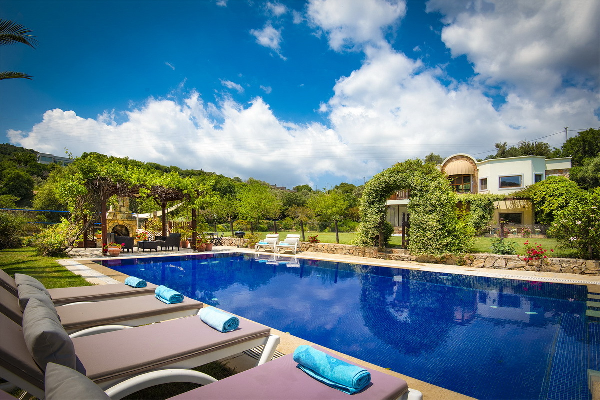 Open spaces and large private pool, Ortakent Bodrum holiday villa for rent